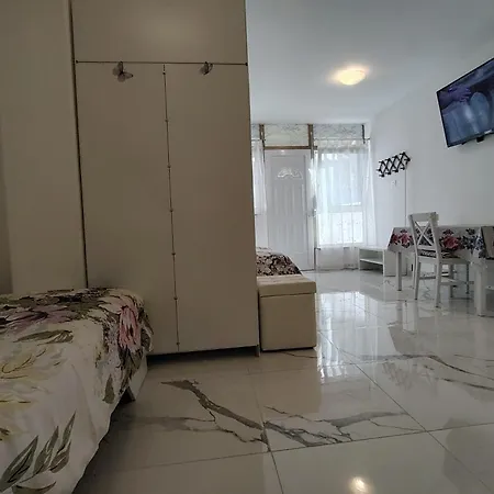 Studio-apartman Ella פורץ