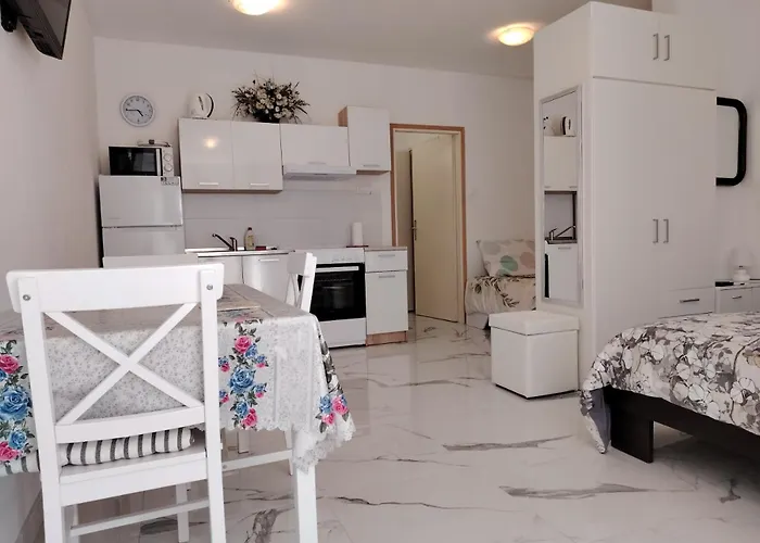 Apartamento Studio-apartman Ella *