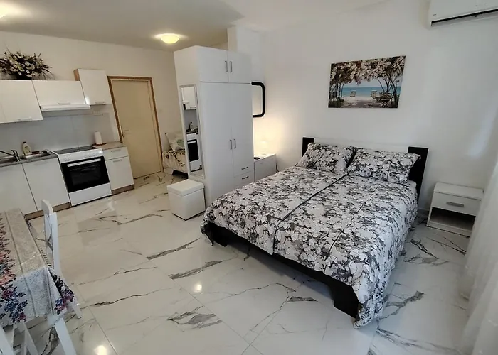 Apartamento Studio-apartman Ella *